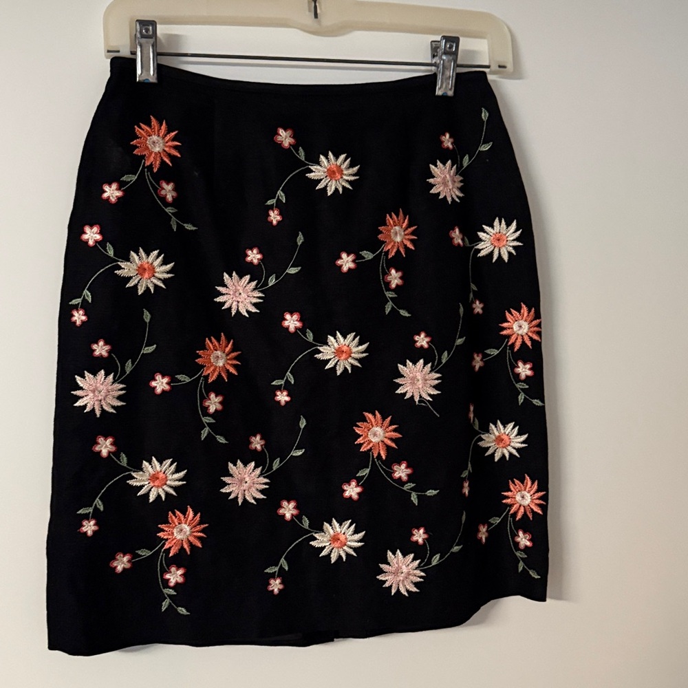 Casual Corner Skirt, black with embroidered flowers size 2 petite